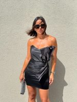 Mala crna elegantna satenska korset haljina sa mašnom