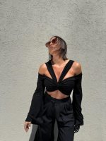 Crna crop top bluza zvonastih rukava sa trakama oko vrata