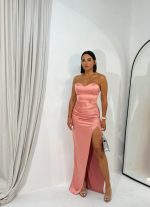 Duga elegantna korset satenska haljina ružičaste boje nijanse lososa, sa dubokim šlicem