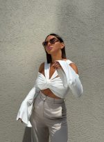 Crop top bela asimetrična bluza zvonastih rukava
