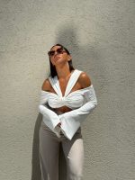 Crop top bela asimetrična bluza zvonastih rukava