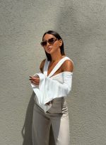 Crop top bela asimetrična bluza zvonastih rukava