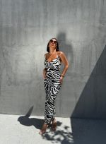 Uska duga crno bela slip haljina zebra printa sa tankim bretelama