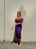 Elegantna uska ljubičasta haljina midi dužine ispod kolena otkrivenih ramena sa dekolteom u vidu mašne