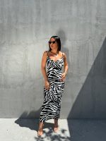 Uska duga crno bela slip haljina zebra printa sa tankim bretelama