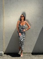 Uska duga crno bela slip haljina zebra printa sa tankim bretelama
