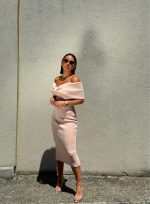 Elegantna uska haljina midi dužine ispod kolena otkrivenih ramena sa dekolteom u vidu mašne puder bež boje