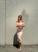 Elegantna uska haljina midi dužine ispod kolena otkrivenih ramena sa dekolteom u vidu mašne puder bež boje