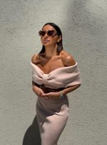 Elegantna uska haljina midi dužine ispod kolena otkrivenih ramena sa dekolteom u vidu mašne puder bež boje