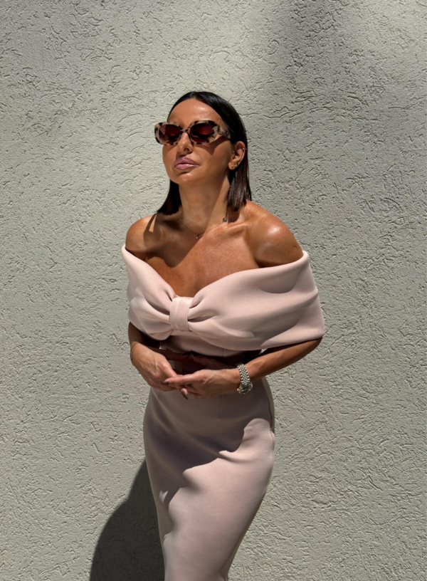 Lorenza Powder midi haljina sa dekolte mašnom Elegantna uska haljina midi dužine ispod kolena otkrivenih ramena sa dekolteom u vidu mašne puder bež boje