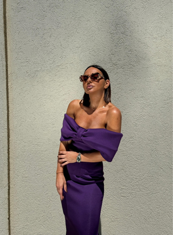 Lorenza Purple midi haljina sa dekolte mašnom Elegantna uska ljubičasta haljina midi dužine ispod kolena otkrivenih ramena sa dekolteom u vidu mašne