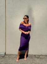 Elegantna uska ljubičasta haljina midi dužine ispod kolena otkrivenih ramena sa dekolteom u vidu mašne