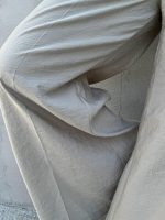 Plavo sive lepršave zvonaste pantalone visokog struka izgužvanog izgleda