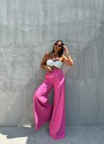 Roze lepršave zvonaste pantalone visokog struka izgužvanog izgleda