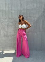 Roze lepršave zvonaste pantalone visokog struka izgužvanog izgleda