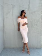 Elegantna uska haljina midi dužine ispod kolena otkrivenih ramena sa dekolteom u vidu mašne puder roze boje
