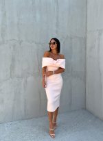 Elegantna uska haljina midi dužine ispod kolena otkrivenih ramena sa dekolteom u vidu mašne puder roze boje