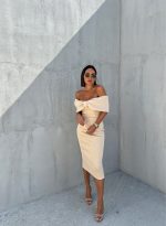 Elegantna uska haljina midi dužine ispod kolena otkrivenih ramena sa dekolteom u vidu mašne bež boje