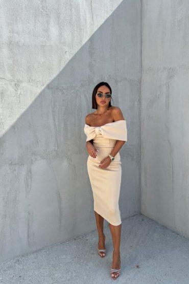 Elegantna uska haljina midi dužine ispod kolena otkrivenih ramena sa dekolteom u vidu mašne bež boje
