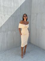 Elegantna uska haljina midi dužine ispod kolena otkrivenih ramena sa dekolteom u vidu mašne bež boje