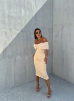 Elegantna uska haljina midi dužine ispod kolena otkrivenih ramena sa dekolteom u vidu mašne bež boje