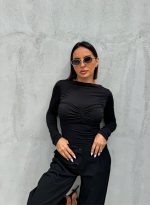 Crna basic bluza dugih rukava sa nabranim topom preko grudi