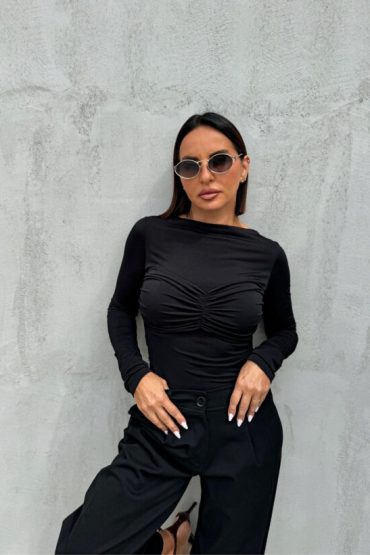 Crna basic bluza dugih rukava sa nabranim topom preko grudi