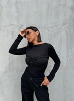 Crna basic bluza dugih rukava sa nabranim topom preko grudi
