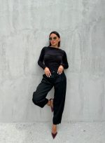 Crna basic bluza dugih rukava sa nabranim topom preko grudi