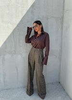 Oversize karirane pantalone širokih zvonastih nogavica visokog struka sa kopčanjem na stranu