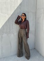 Oversize karirane pantalone širokih zvonastih nogavica visokog struka sa kopčanjem na stranu