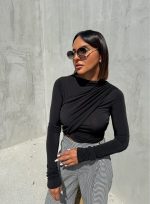 Crna bluza dugih rukava sa preklopom i naborima