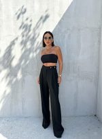 Oversize crne pantalone širokih zvonastih nogavica visokog struka sa kopčanjem na stranu