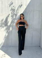 Oversize crne pantalone širokih zvonastih nogavica visokog struka sa kopčanjem na stranu