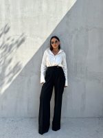 Oversize crne pantalone širokih zvonastih nogavica visokog struka sa kopčanjem na stranu