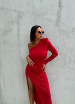 Duga crvena asimetrična haljina sa jednim dugim rukavom i dubokim šlicem