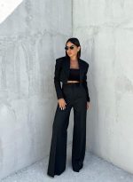 Crno trendi odelo sa kraćim blejzerom i zvonastim pantalonama visokog struka