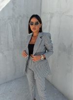 Trendi odelo u pepito dezenu sa dužim blejzerom i cigaret pantalonama