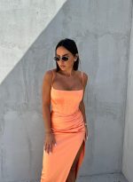 Duga uska satenska korset haljina na bretele sa dubokim šlicem sa strane pastelno narandžaste boje