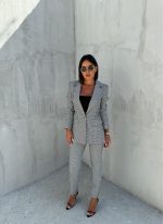 Trendi odelo u pepito dezenu sa dužim blejzerom i cigaret pantalonama
