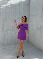 Mini satenska elegantna haljina spuštenih ramena sa dekorativnim spuštenim rukavom lila boje