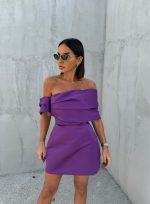 Mini satenska elegantna haljina spuštenih ramena sa dekorativnim spuštenim rukavom lila boje