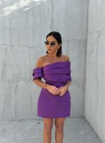 Mini satenska elegantna haljina spuštenih ramena sa dekorativnim spuštenim rukavom lila boje