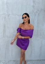 Mini satenska elegantna haljina spuštenih ramena sa dekorativnim spuštenim rukavom lila boje