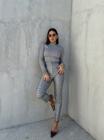 Svetlo sive karirane cigaret pantalone visokog struka sa ukrasnim štepovima
