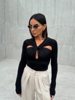 Crna bluza dugih rukava sa upletenim detaljem u vidu dekoltea