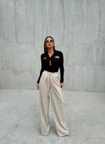 Crna bluza dugih rukava sa upletenim detaljem u vidu dekoltea