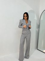 Pepito trendi odelo sa kraćim blejzerom i zvonastim pantalonama visokog struka