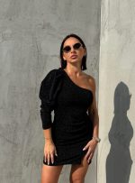 Mini asimetrična svetlucava crna haljina sa jednim puf rukavom