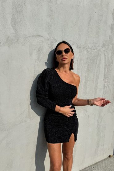 Mini asimetrična svetlucava crna haljina sa jednim puf rukavom